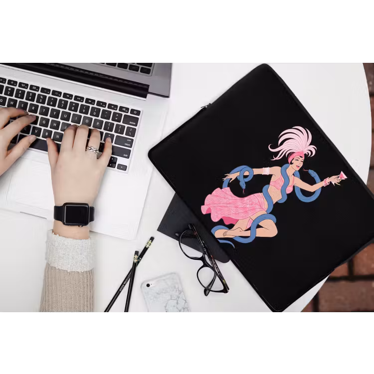 Vrouw - Danseres - Slangen - Art Deco - Roze laptophoes neopreen klein -bureau