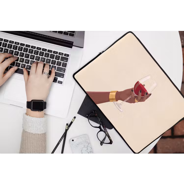 Vrouw - Wijn - Glas - Illustratie - Rood laptophoes neopreen klein -bureau