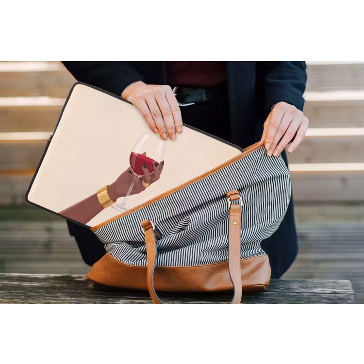 Vrouw - Wijn - Glas - Illustratie - Rood laptophoes neopreen klein -tas