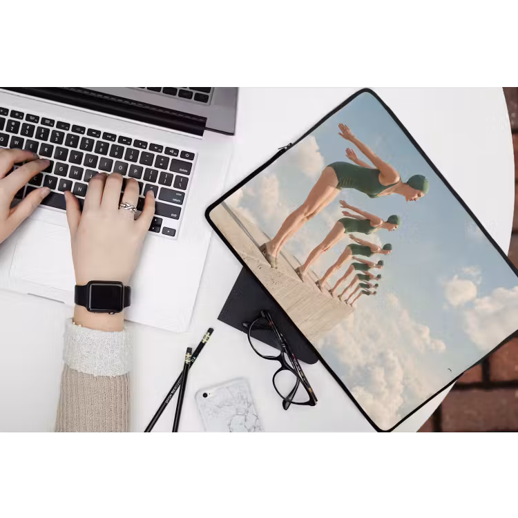 Laptop hülle - Frauen – Tauchhaltung – Wolken — 3