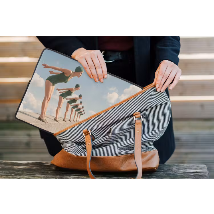 Laptop hülle - Frauen – Tauchhaltung – Wolken — 4