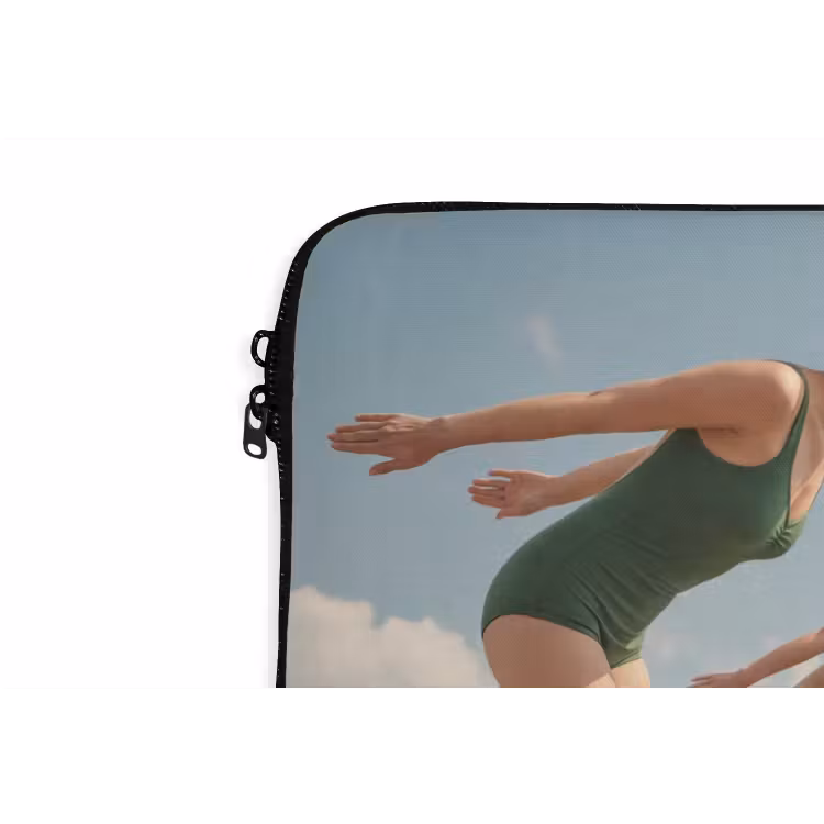 Laptop hülle - Frauen – Tauchhaltung – Wolken — 5