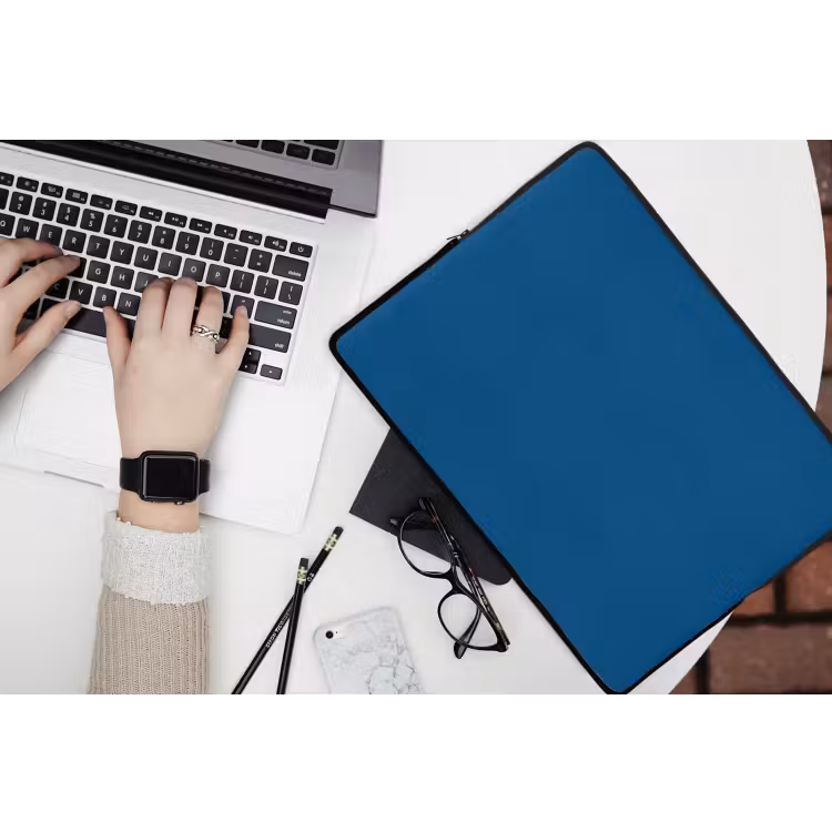 Free - Groove - Blauw laptophoes neopreen klein 279 -bureau