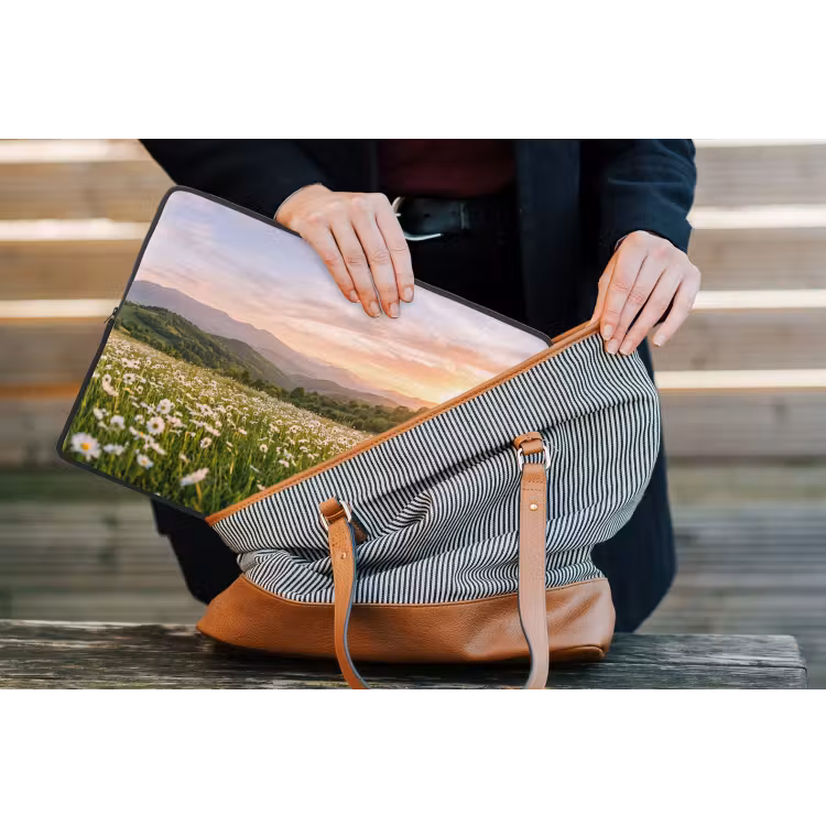 Madelief - Veld - Heuvels - Groen laptophoes neopreen klein -tas