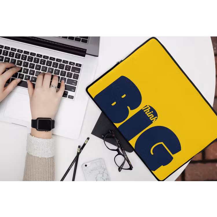 Geel - Think big - Grafisch laptophoes neopreen klein -bureau