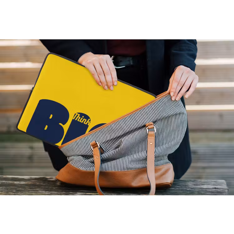 Geel - Think big - Grafisch laptophoes neopreen klein -tas