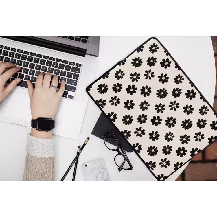 Grafisch - Madeliefjes - Zwart - Beige laptophoes neopreen klein 279 -bureau