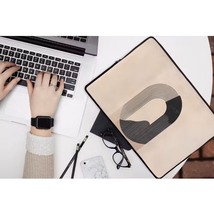 Grafisch gebogen motief - Beige laptophoes neopreen klein -bureau