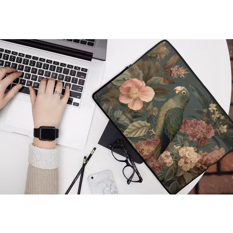 Groene papegaai - Kleurrijke bloemen - Donkere achtergrond laptophoes neopreen klein -bureau