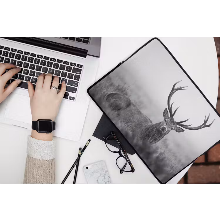 Hert - Mistig - Zwart - Wit laptophoes neopreen klein -bureau