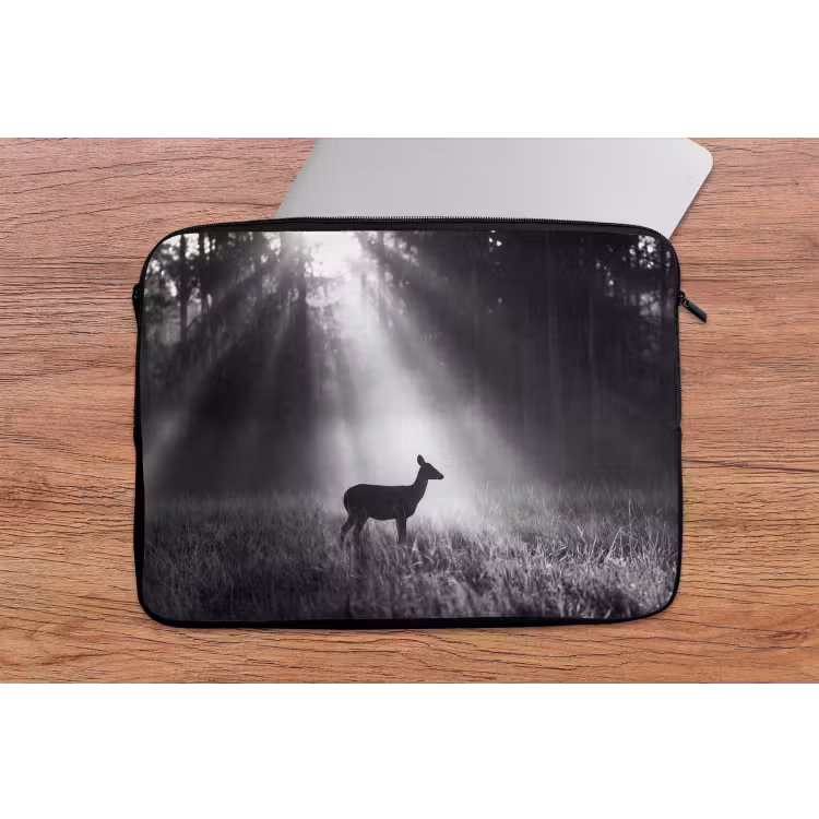 Hert - Bos - Zonnestralen - Zwart-wit - Natuur laptophoes neopreen klein -tafel