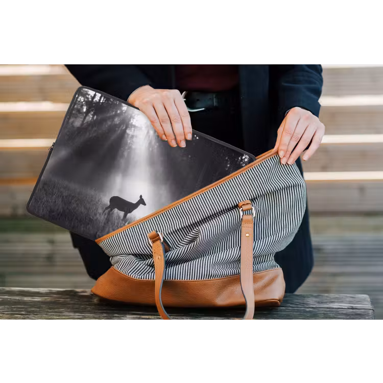Hert - Bos - Zonnestralen - Zwart-wit - Natuur laptophoes neopreen klein -tas