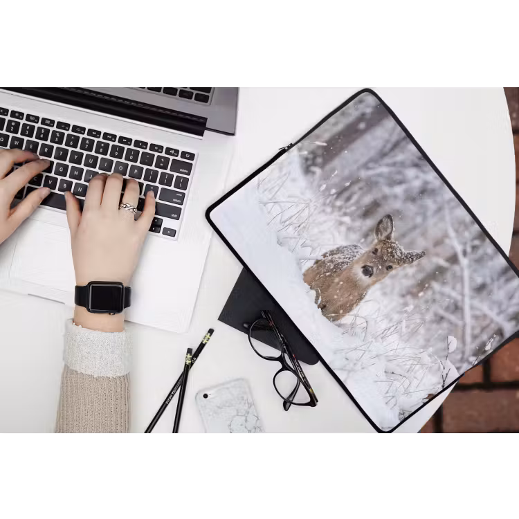 Hert - Sneeuw - Bos - Dieren - Vertederend laptophoes neopreen klein -bureau