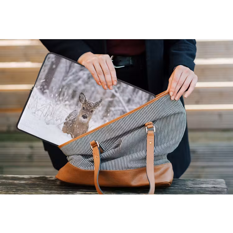 Hert - Sneeuw - Bos - Dieren - Vertederend laptophoes neopreen klein -tas
