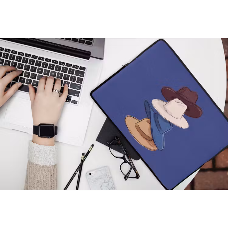 Hoeden - Gestapeld - Mode - Kleurrijk - Illustratie laptophoes neopreen klein -bureau