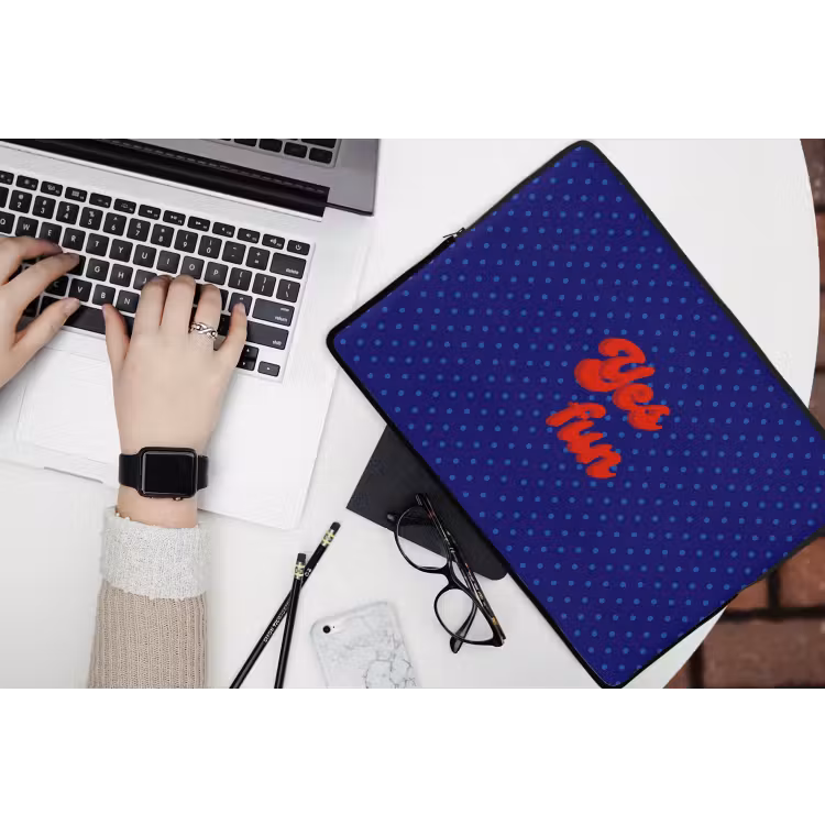 Yes fun - Rood - Blauw - Stippen laptophoes neopreen klein -bureau