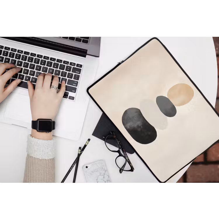 Japandi - Wabi sabi - Beige laptophoes neopreen klein -bureau