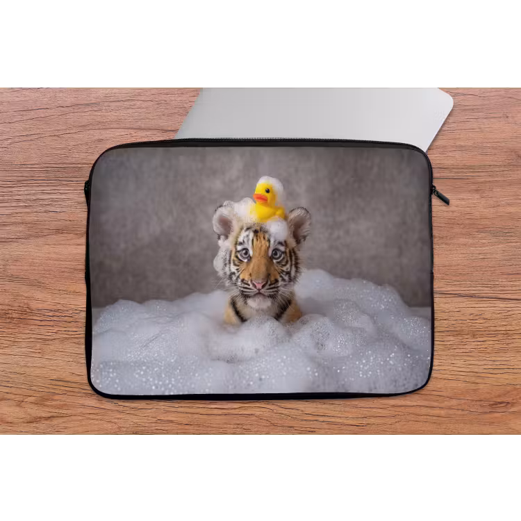 Welpje - Bad - Geel laptophoes neopreen klein -tafel