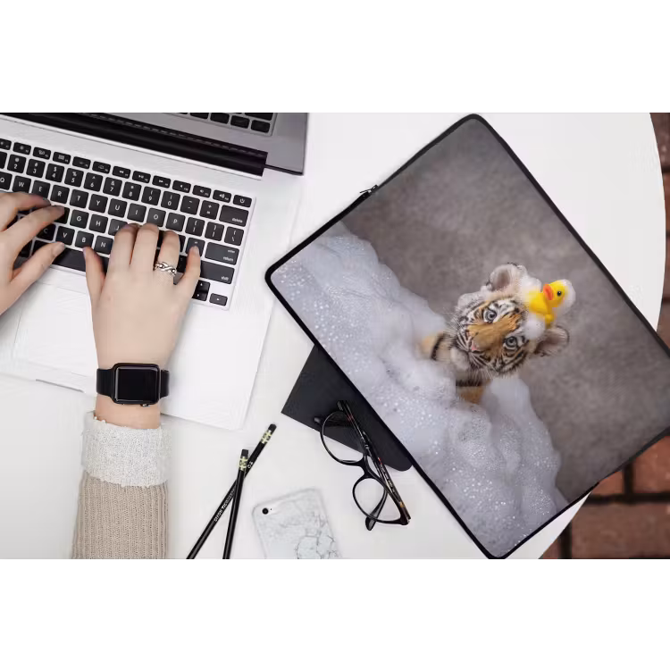 Welpje - Bad - Geel laptophoes neopreen klein -bureau