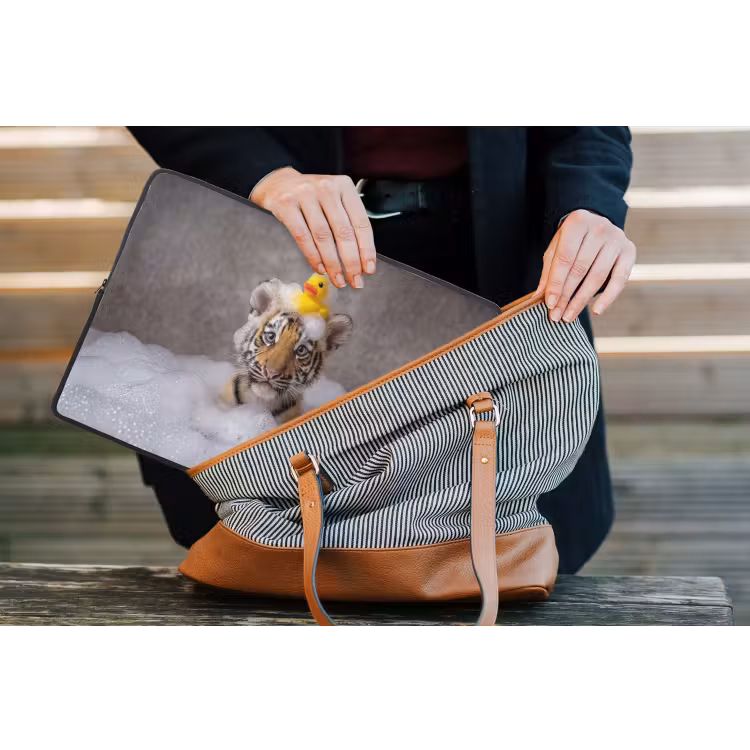 Welpje - Bad - Geel laptophoes neopreen klein -tas
