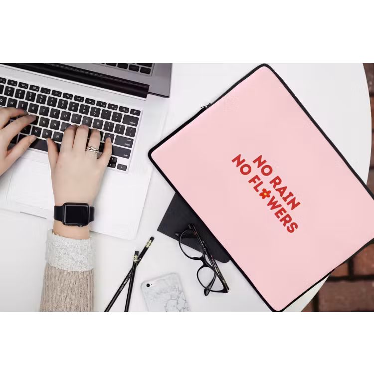 No rain no flowers - Minimalistisch - Roze - Bloem laptophoes neopreen klein -bureau