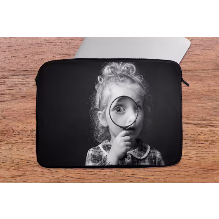 Kind - Vergrootglas - Portret - Zwart-wit laptophoes neopreen klein -tafel