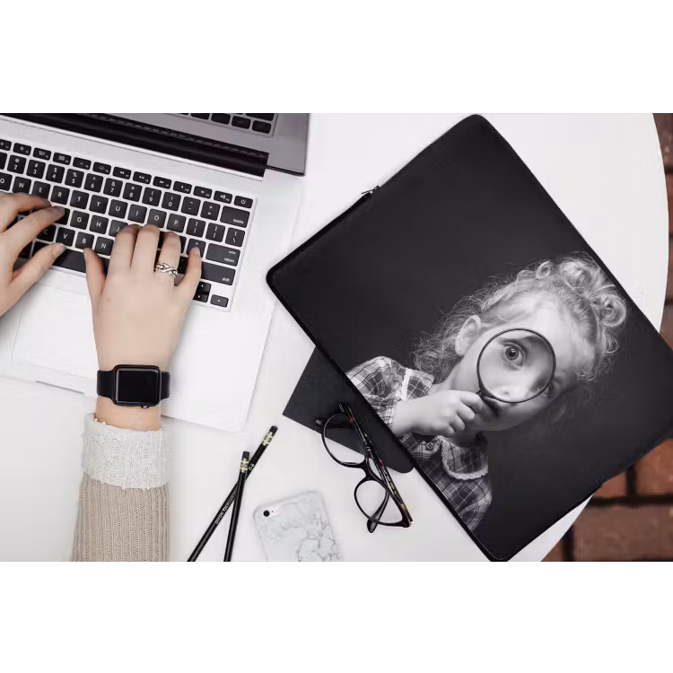 Kind - Vergrootglas - Portret - Zwart-wit laptophoes neopreen klein -bureau