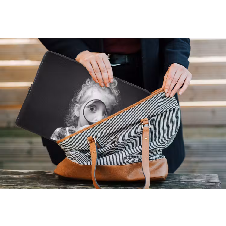 Kind - Vergrootglas - Portret - Zwart-wit laptophoes neopreen klein -tas