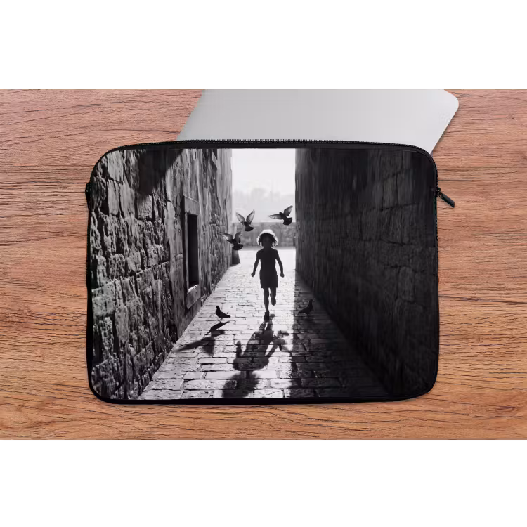 Kind - Vogel - Straat - Zwart-wit - Spelen laptophoes neopreen klein -tafel