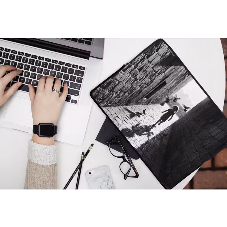 Kind - Vogel - Straat - Zwart-wit - Spelen laptophoes neopreen klein -bureau
