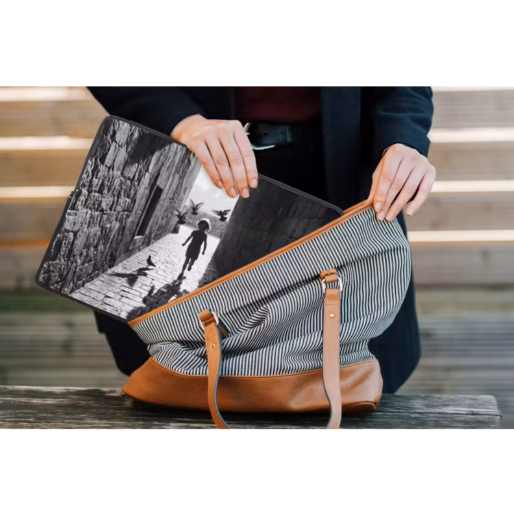 Kind - Vogel - Straat - Zwart-wit - Spelen laptophoes neopreen klein -tas
