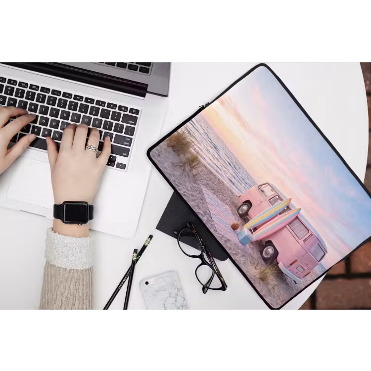 Busje - Strand - Surfplank - Zomer - Roze laptophoes neopreen klein -bureau