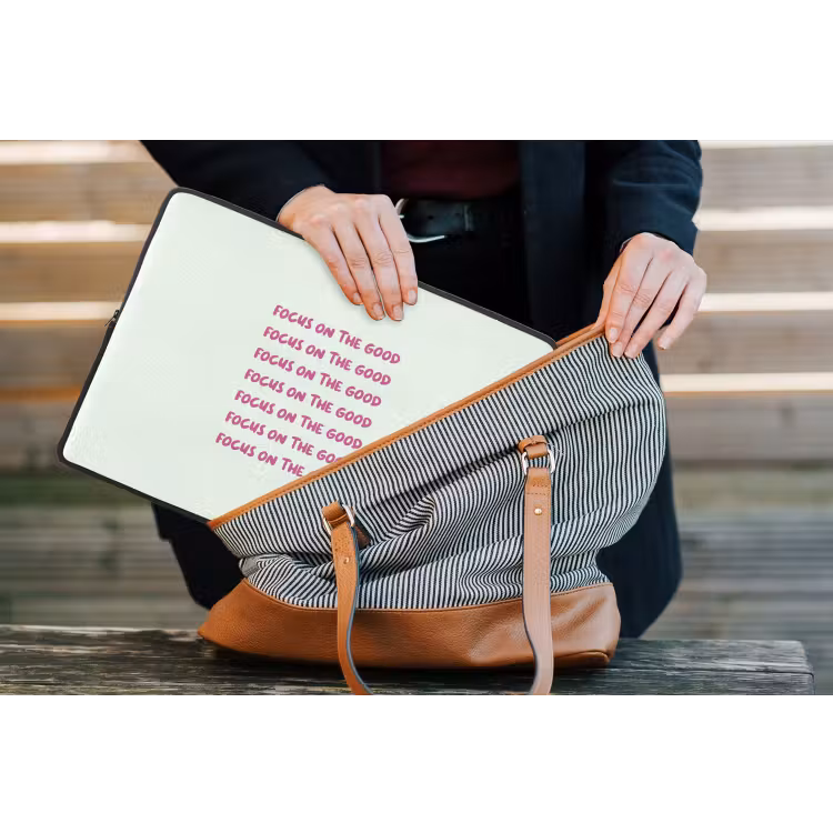 Focus on the good - Roze laptophoes neopreen klein -tas