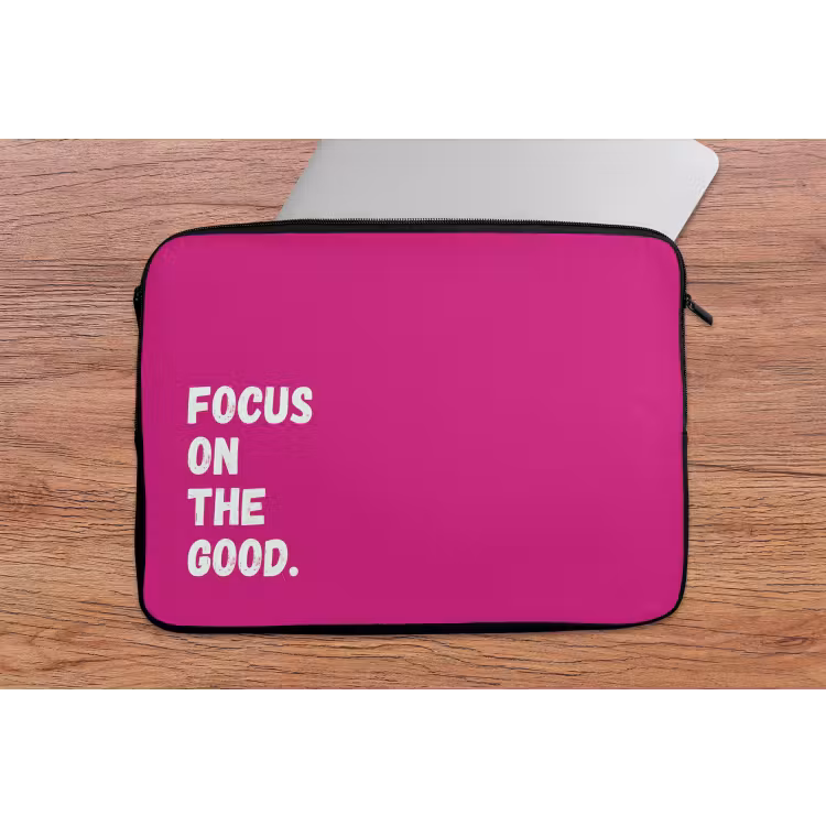 Focus on the good - Roze - Simple laptophoes neopreen klein -tafel