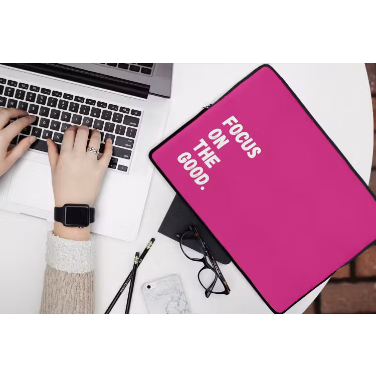 Focus on the good - Roze - Simple laptophoes neopreen klein -bureau