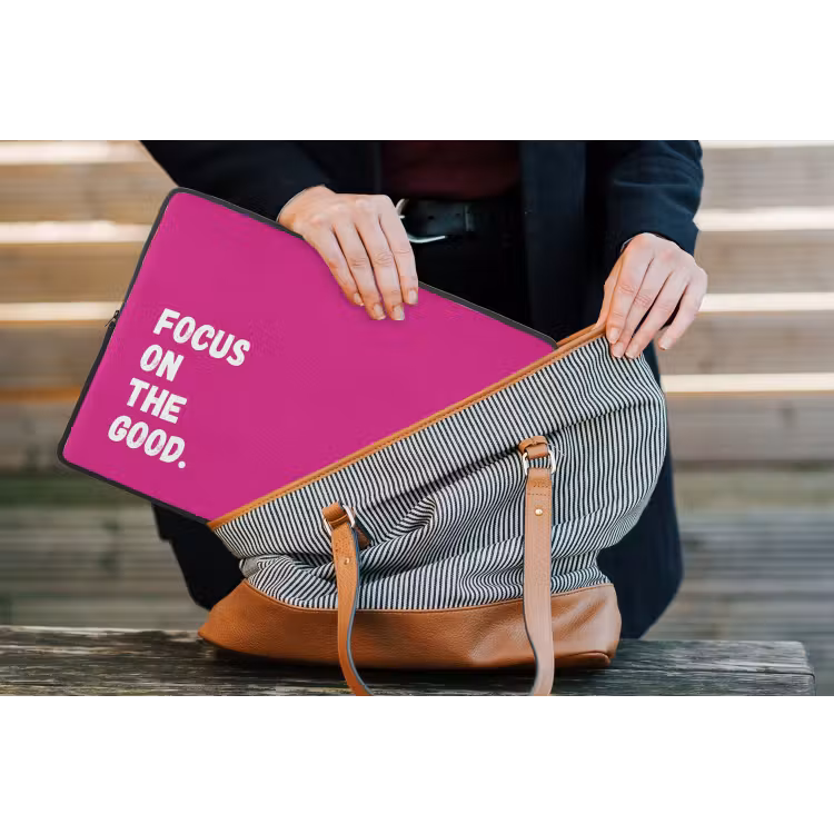 Focus on the good - Roze - Simple laptophoes neopreen klein -tas