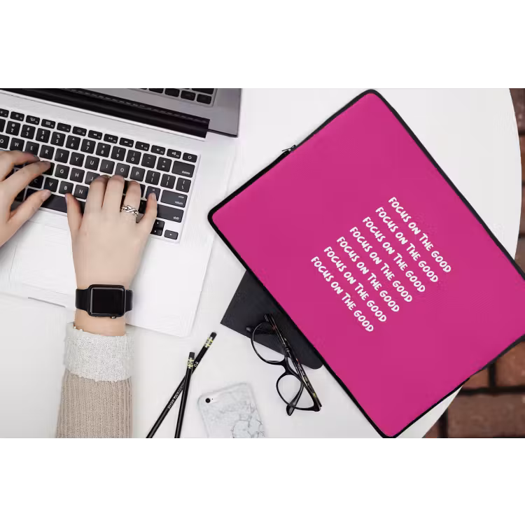 Focus on the good - Roze - wit laptophoes neopreen klein -bureau