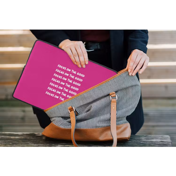 Focus on the good - Roze - wit laptophoes neopreen klein -tas