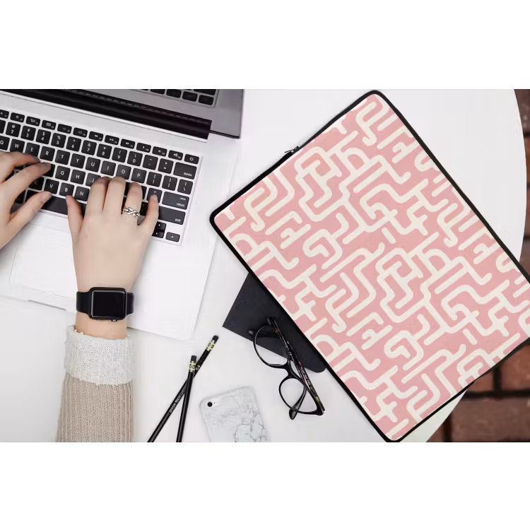 Doolhofpatroon - Roze - Wit - Abstract laptophoes neopreen klein 279 -bureau