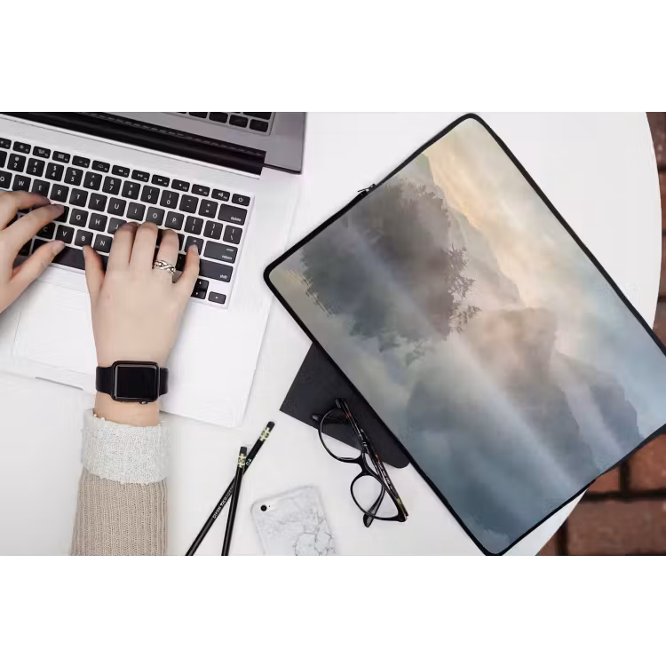 Landschap - Bergen - Mist - Water - Natuur laptophoes neopreen klein -bureau