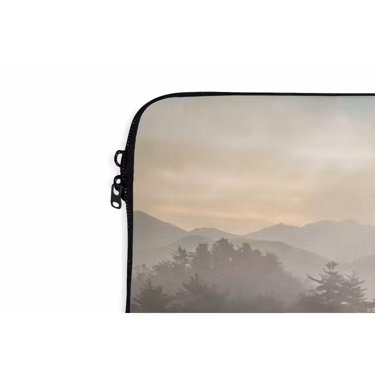 Landschap - Bergen - Mist - Water - Natuur laptophoes neopreen klein -detail