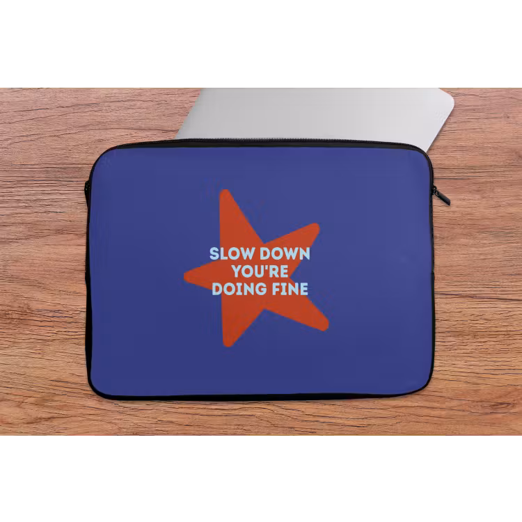 Slow down you're doing fine - Ster - Blauw laptophoes neopreen klein -tafel