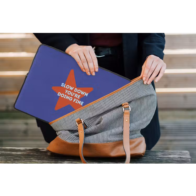 Slow down you're doing fine - Ster - Blauw laptophoes neopreen klein -tas