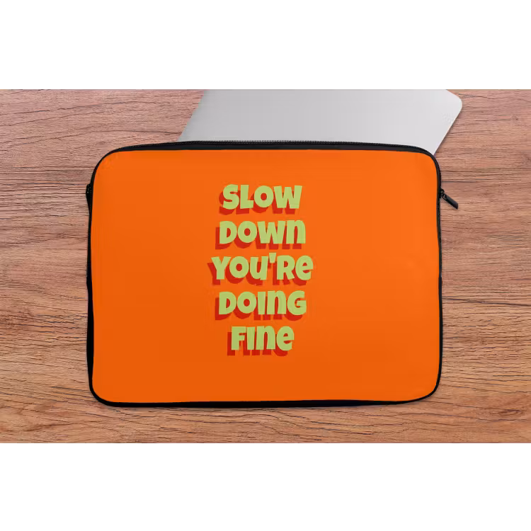 Slow down you're doing fine - Oranje - Simple laptophoes neopreen klein -tafel
