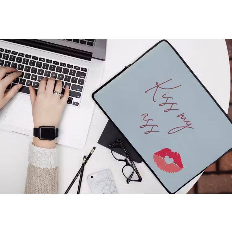 Kiss my ass - Lip - Blauw laptophoes neopreen klein -bureau