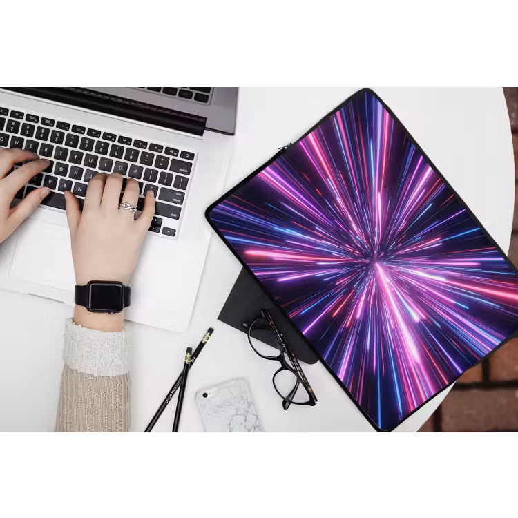 Lichtsnelheid - Ruimte - Roze - Paars laptophoes neopreen klein -bureau