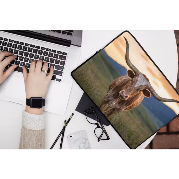 Longhorn - Landschap - Zonsondergang laptophoes neopreen klein -bureau