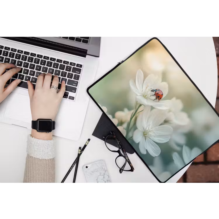 Lieveheersbeestje - Bloemen - Wit laptophoes neopreen klein -bureau