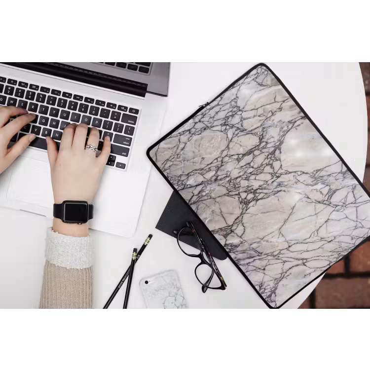 Marmer - Aderen - Patroon - Wit - Grijs laptophoes neopreen klein -bureau
