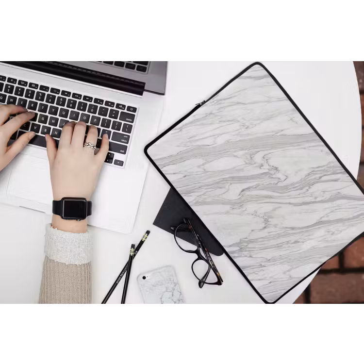 Marmer - Wit - Grijs - Structuur - Modern laptophoes neopreen klein -bureau